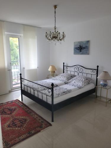 a bedroom with a bed and a chandelier at Stilvoll eingerichtete Altbauwohnung in Bremen
