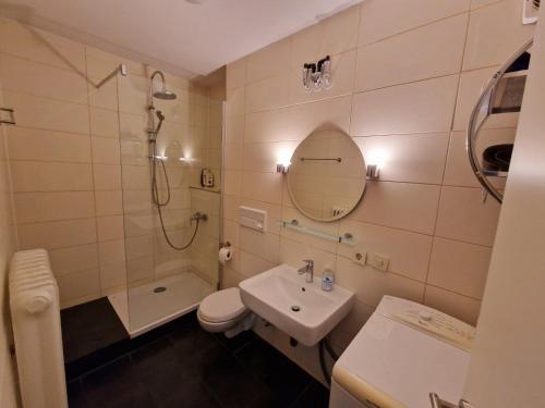 y baño con lavabo, ducha y aseo. en 2-Zimmer Messe-Apartment Nbg-Langwasser 60qm en Núremberg