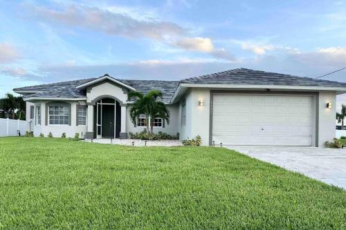 Gallery image of Tranquil & Inviting! 4BR, 2.5BA heated pool home! in Cape Coral