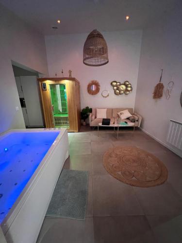 a living room with a large aquarium in the middle at SPA JUNGLE in Le Mesnil-Saint-Denis