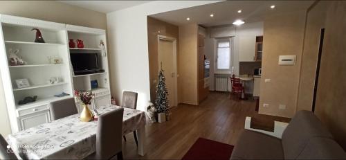 un salon avec une table et un sapin de Noël dans l'établissement La casa di Lucia, à Bergame
