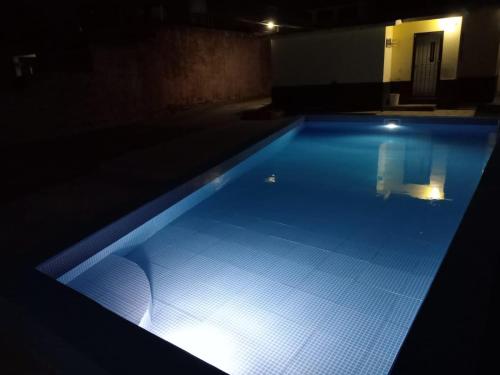 una gran piscina en una habitación oscura en Casa de Huerta en Huerta Grande