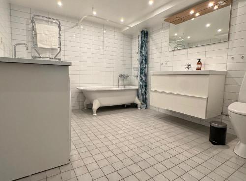 bagno con vasca, lavandino e servizi igienici di Apartment with amazing view a Stoccolma