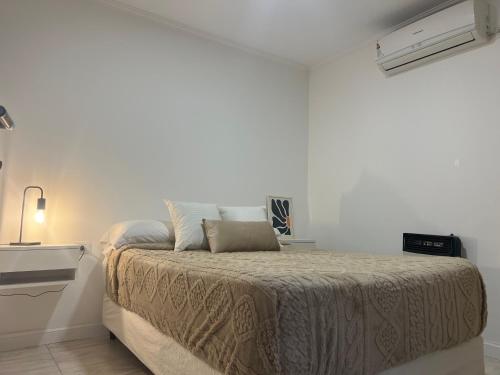 una camera bianca con un letto in una stanza di Completo-Comodidad y estilo superior centrico a Santa Fe