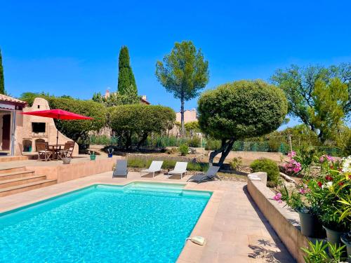 une piscine dans une cour avec une maison dans l'établissement Charming French Riviera Villa // Pool, SeaView, AC, 9PAX //, à Saint-Raphaël