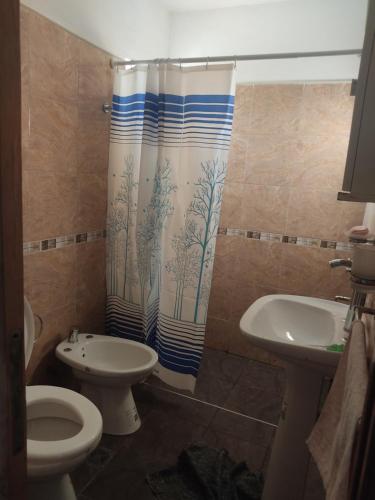 uma casa de banho com um WC, um lavatório e uma cortina de chuveiro em Cabañas Los Materos em Santa María