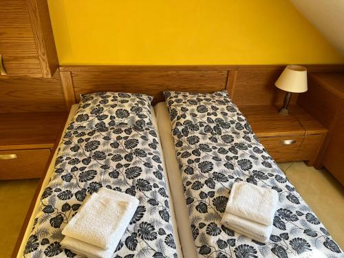 1 dormitorio pequeño con 1 cama con 2 toallas en Apartment Vila Marianna en Tatranská Polianka