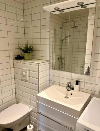 Ванная комната в Fin leilighet i Oslo