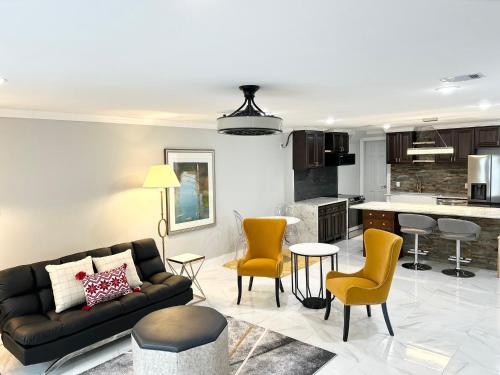 ヒューストンにあるJoys Galleria Luxury Homesのリビングルーム(ソファ、椅子付)、キッチンが備わります。