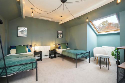 een slaapkamer met 2 bedden en een raam bij Hamilton House in Sheffield