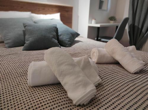 un par de calcetines blancos en una cama en Apartment M42 en Zagreb
