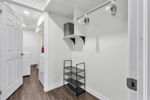 Pokój z białymi ścianami i czarną półką na książki w obiekcie Modern 1 Bedroom + Den in Cambridge w mieście Cambridge