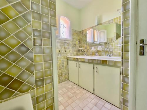 une salle de bain avec un lavabo et un miroir dans l'établissement Charming French Riviera Villa // Pool, SeaView, AC, 9PAX //, à Saint-Raphaël