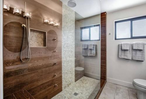 uma casa de banho com um chuveiro e um WC. em Close to downtown PS - Hike, Bike, Swim, Relax em Palm Springs