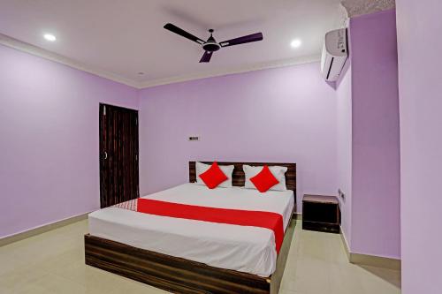 1 dormitorio con 1 cama y ventilador de techo en Flagship VENTURE INN GUEST HOUSE en Bhubaneshwar