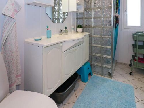 een badkamer met een wastafel en een toilet bij Holiday home Storvorde XXIV in Storvorde