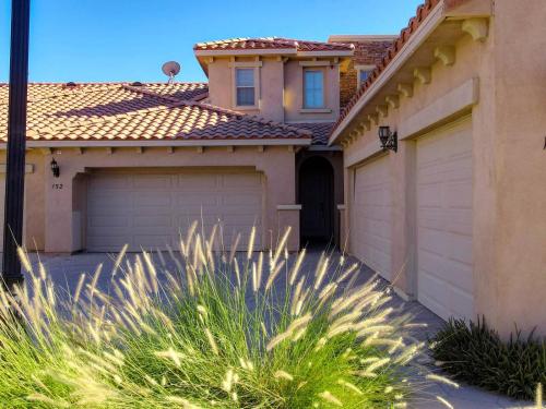 ein Haus mit zwei Garagentoren davor in der Unterkunft Uber Chic and Comfortable San Felipe Home in San Felipe