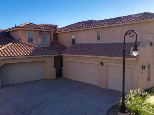 ein Haus mit zwei Garagentüren und einem Straßenlicht in der Unterkunft Uber Chic and Comfortable San Felipe Home in San Felipe