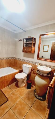 a bathroom with two toilets and a sink and a tub at Salema Sardina, mar, relax y atardecer in Las Palmas de Gran Canaria
