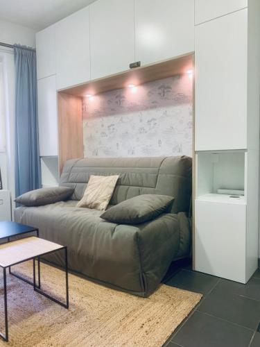 - un salon avec un canapé et des oreillers dans l'établissement Les 6 Phocéens, à Marseille