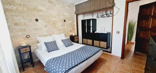 a bedroom with a bed with blue and white pillows at Salema Sardina, mar, relax y atardecer in Las Palmas de Gran Canaria