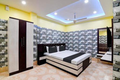 Super OYO Anandalok Guest House في كولْكاتا: غرفة نوم بسرير في غرفة