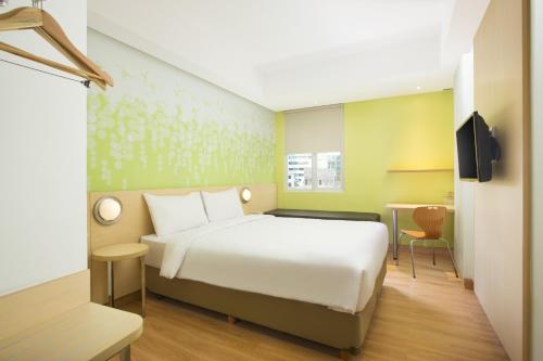 เตียงในห้องที่ Zest Bogor by Swiss-Belhotel International