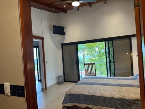 Villas Lambeau 3 Ocean View - 2BR 3 BAにあるベッド