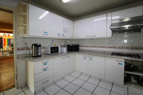 Una cocina o zona de cocina en Kapai Hostel