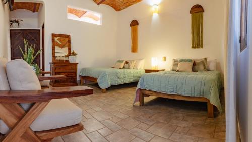 勒德馬可斯的住宿－QUINTA BERNAL，客厅配有两张床和椅子