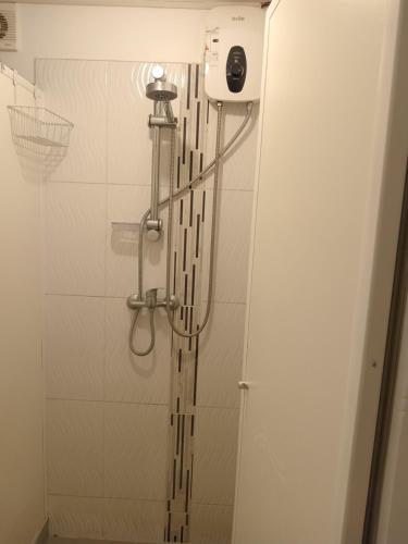 La salle de bains est pourvue d'une douche avec un pommeau de douche. dans l'établissement Departamento amoblado 9vno piso, à Lima