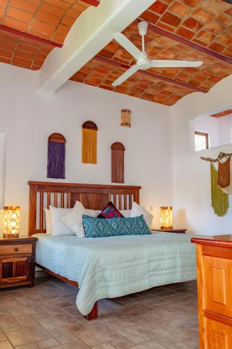 ein Schlafzimmer mit einem Bett mit einer Decke in der Unterkunft QUINTA BERNAL in Lo de Marcos