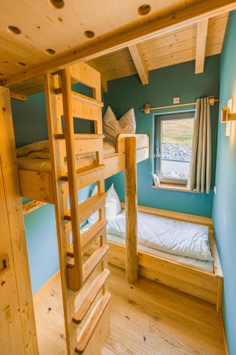 a bedroom with two bunk beds in a tiny house at Glück Auf in Seiffen