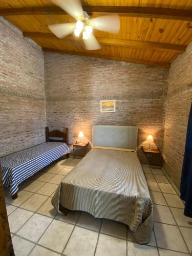 een slaapkamer met 2 bedden in een kamer met een plafond bij Departamento a metros del mar in Balneario Claromecó