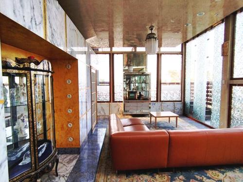 a living room with a couch and a table at Santa Fe Lomas de Chapultepec in Mexico City
