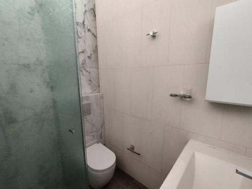 Un baño con ducha, inodoro y lavabo. en Santa Fe Lomas de Chapultepec, en Ciudad de México