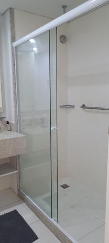 y baño con ducha y puertas de cristal. en Granja Brasil - Itaipava en Petrópolis