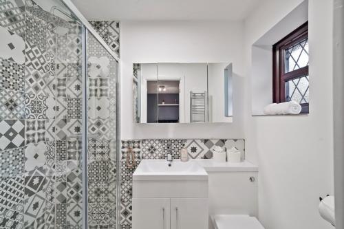 Et badeværelse på Beautiful 5 bedroom house in Stone, Aylesbury, Free parking