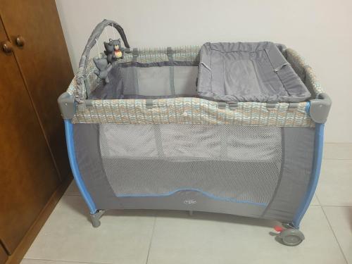 a baby crib in a baby carrier at Casa do Bosque 87 in Gramado