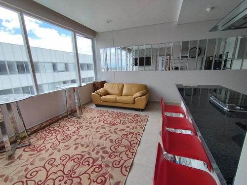 sala de estar con sofá y sillas rojas en ALOJAMIENTO PARA EJECUTIVOS NORTE CDMX, en Ciudad de México