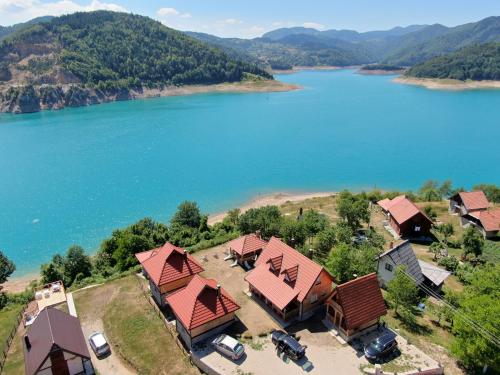 Zaovine的住宿－Draganovi Konaci，享有湖畔房屋的空中景致