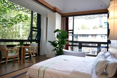 Xishu Garden Inn 熙蜀酒店 — View (from property/room)