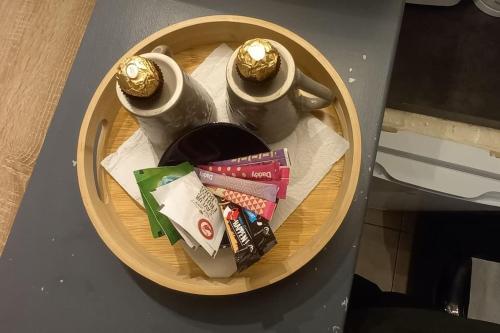 een bord met twee kopjes en snacks op een tafel bij 3 Non in Clermont