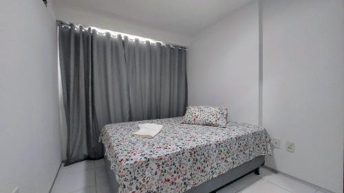 niewielka sypialnia z łóżkiem i oknem w obiekcie Apê com vista espetacular no Edif. Mr. Roterdam w mieście Caruaru