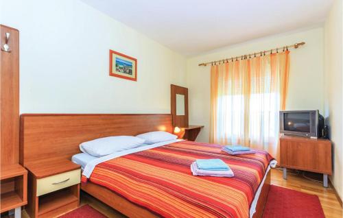 Habitación de hotel con cama y TV en Amazing Home In Klenovica With House Sea View, en Klenovica