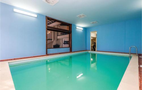 una piscina en una casa con paredes azules en Amazing Home In Klenovica With House Sea View, en Klenovica