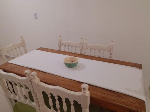 ein Holzbett mit einer Schüssel darauf in der Unterkunft El Bonsai in Santiago del Estero