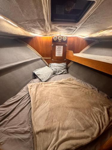 バルセロナにあるAndrea house’sの小さな客室で、飛行機内に二段ベッド2組が備わります。