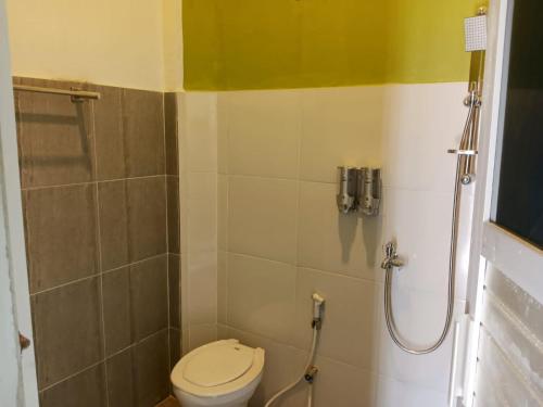 łazienka z toaletą i prysznicem w obiekcie Maria Guesthouse w mieście Mandati