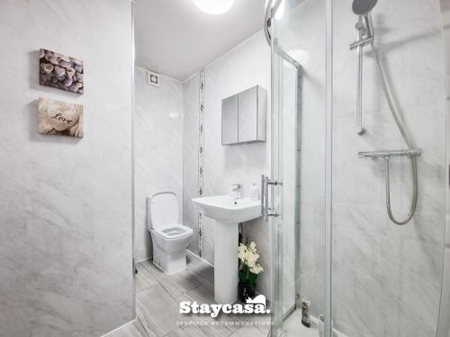 ein Bad mit einer Dusche, einem WC und einem Waschbecken in der Unterkunft Spacious 5br Home In Prime Manchester Location in Manchester